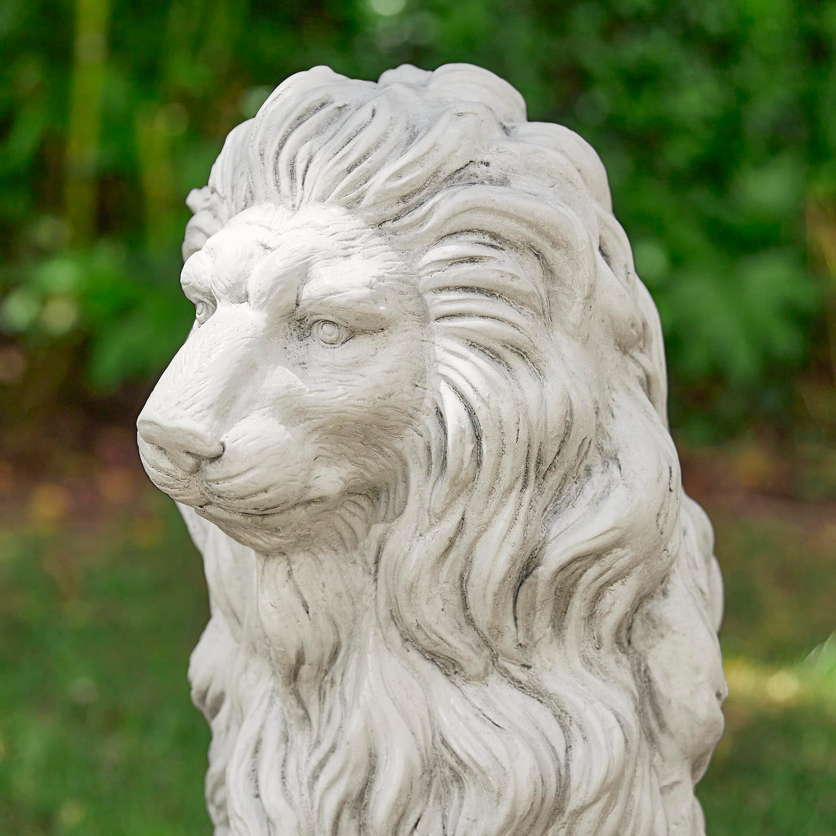Glitzhome Guardian Sitting Lion Statue Regal Indoor and Outdoor Garden Sculpture
