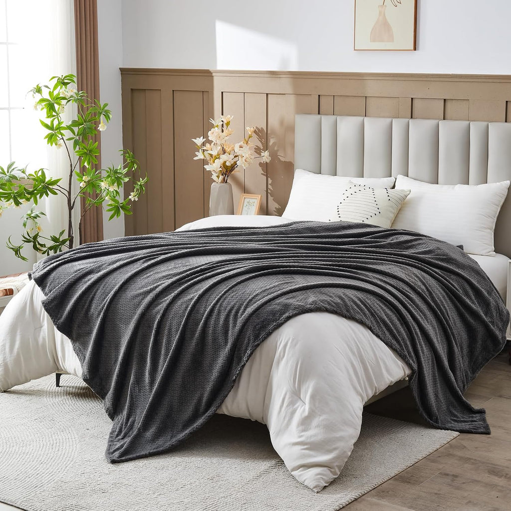 Leaf-Pattern Fleece Throw Blanket