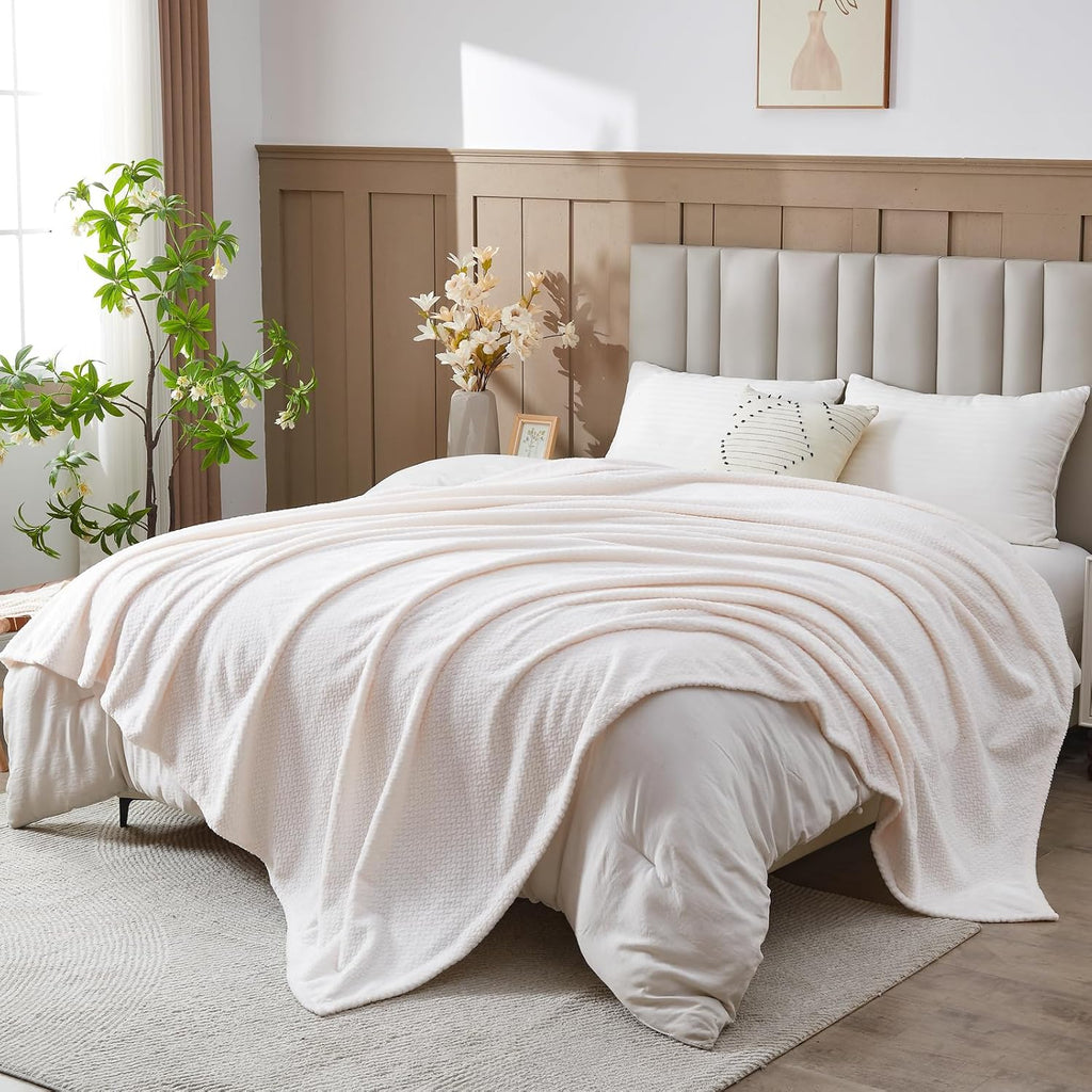 Leaf-Pattern Fleece Throw Blanket