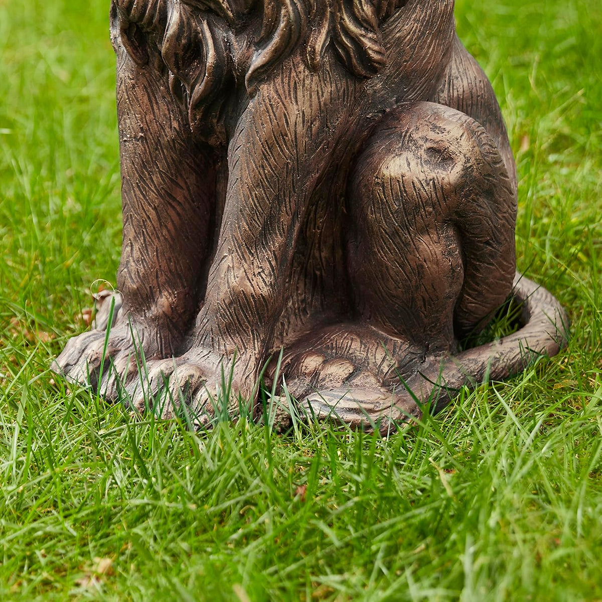Glitzhome Guardian Sitting Lion Statue Regal Indoor and Outdoor Garden Sculpture