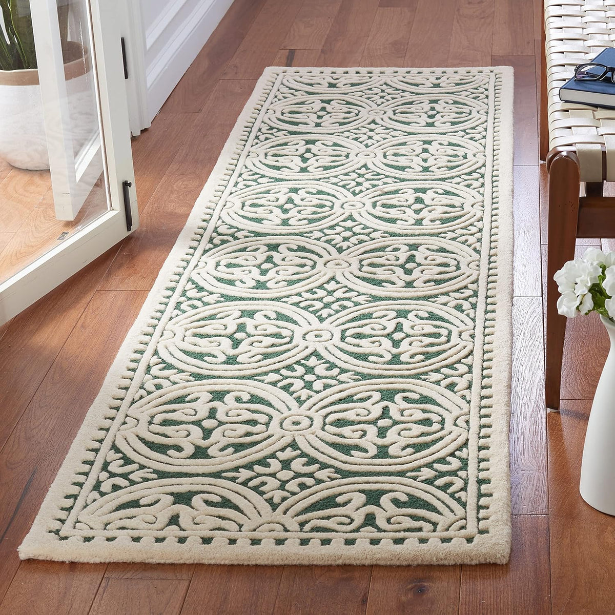 SAFAVIEH Cambridge Wool Area Rug 8'x10', Navy Blue & Ivory CAM123G