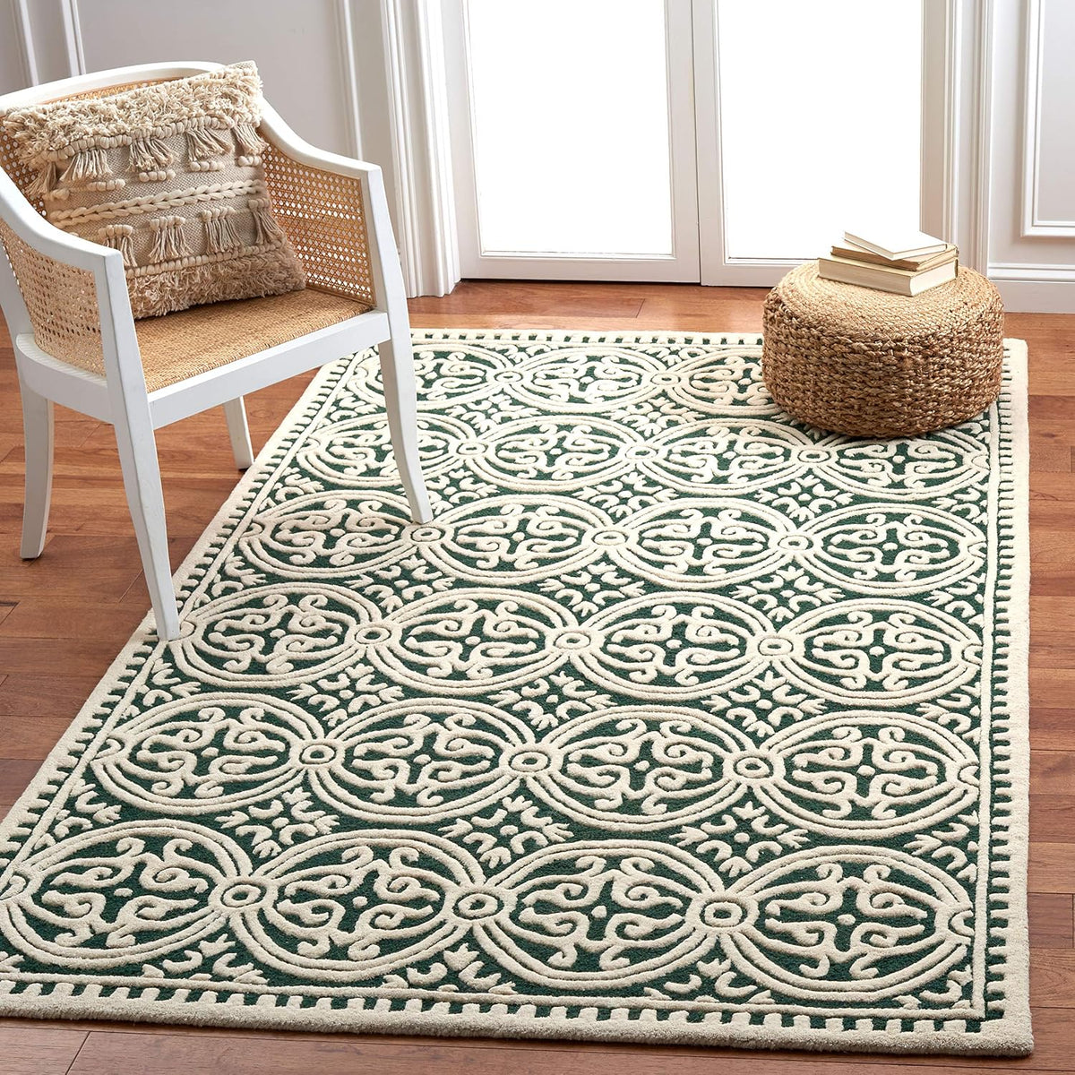 SAFAVIEH Cambridge Wool Area Rug 8'x10', Navy Blue & Ivory CAM123G