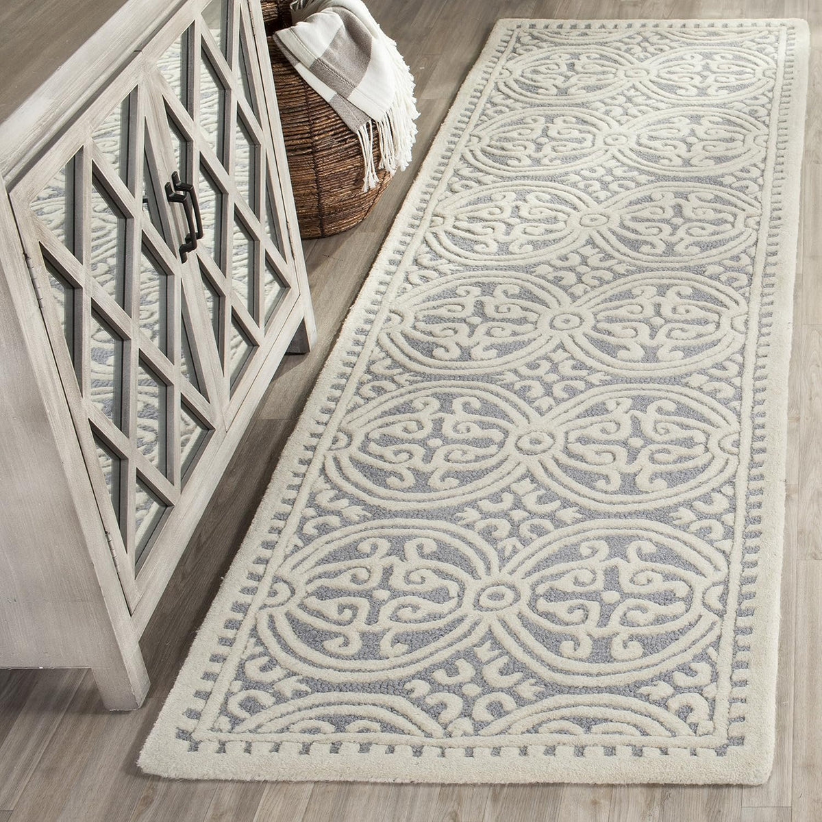 SAFAVIEH Cambridge Wool Area Rug 8'x10', Navy Blue & Ivory CAM123G