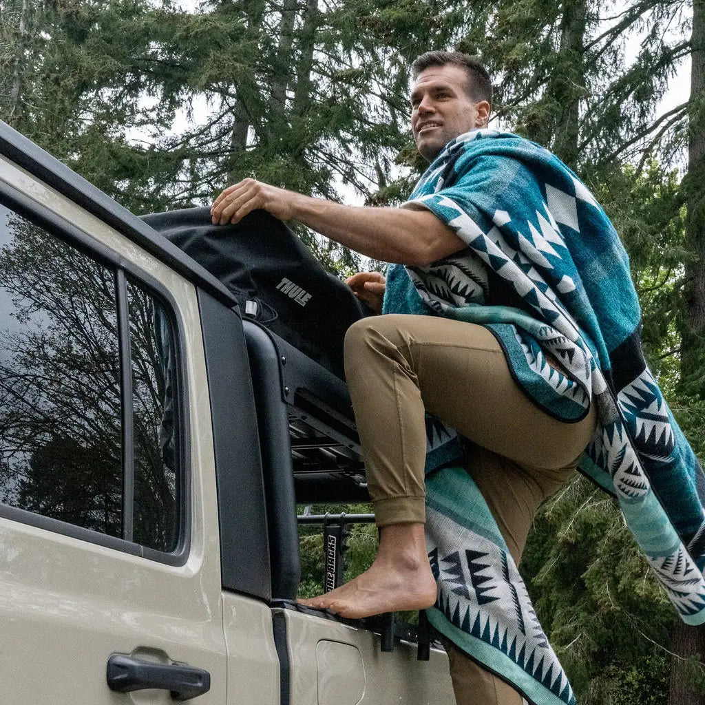 Manta Aztec Reversible Throw Blanket