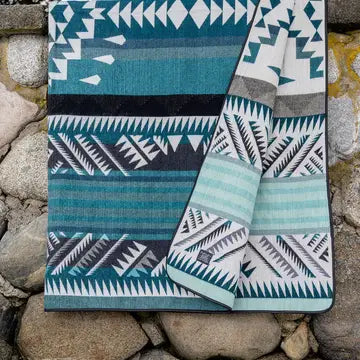 Manta Aztec Reversible Throw Blanket